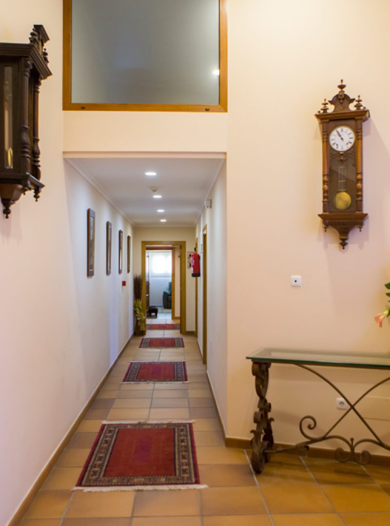 Acceso cafetería, aseos y oficina